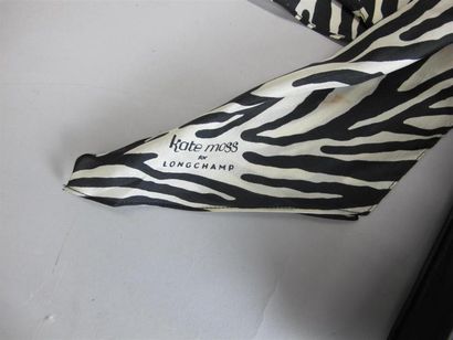 null LONGCHAMP
Sac en cuir noir porté épaule modèle "Kate Moss for Longchamp", fermeture...