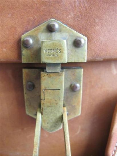 null HERMÈS Paris
Valise en cuir gold se fermant par deux fermoirs crapaud et une...