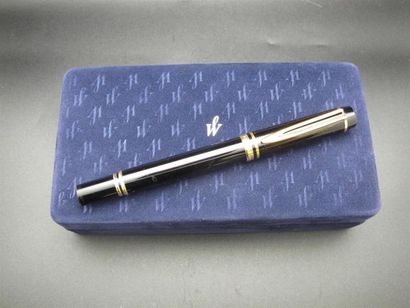 null WATERMAN
Stylo plume modèle "ideal 1883-1983" en résine noire et attributs en...