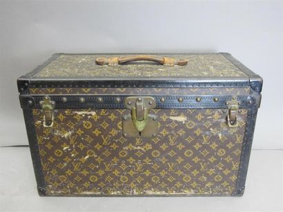 null LOUIS VUITTON
Petite malle en toile monogram au pochoir, bordée de bandes de...