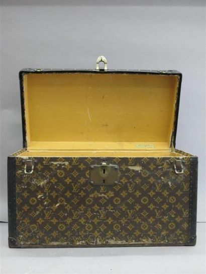 null LOUIS VUITTON
Petite malle en toile monogram au pochoir, bordée de bandes de...