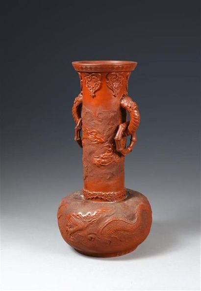 null JAPON
Vase en grès rouge-brun de forme bouteille à col évasé, le décor moulé...