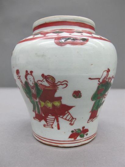 null CHINE
Petite jarre de forme balustre en porcelaine à décor d'émaux rouges, verts...