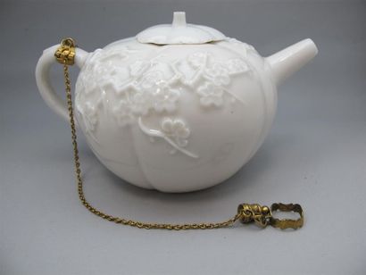 null CHINE
Théière en porcelaine blanche monochrome dite ''blanc de Chine'' à décor...