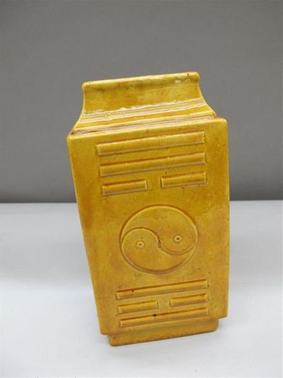 null CHINE
Vase de forme quadrangulaire en grès à couverte monochrome jaune, à décor...