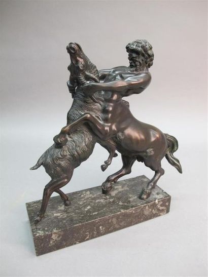 null Ferdinando DELUCA (XIX-XXe siècle) 
Centaure combattant un bouc
Groupe en bronze...