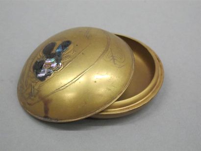 null JAPON
Boite de forme lenticulaire en laque or à décor du sac d'Hotei. XVIIe...