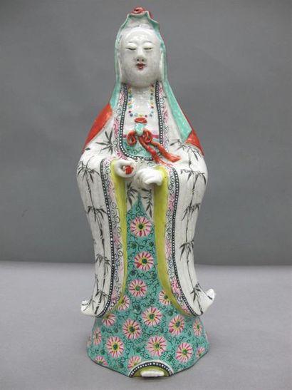 null CHINE
Statuette en porcelaine émaillée polychrome figurant la déesse Guanyin...