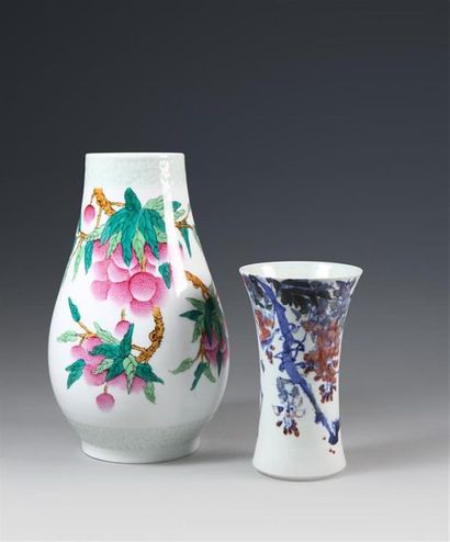 null CHINE
Vase en porcelaine à décor en bleu de cobalt et rouge de branches fleuries....