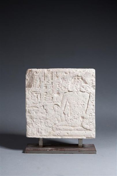 null EGYPTE
Fragment de stèle fausse-porte représentant un homme agenouillé à gauche...