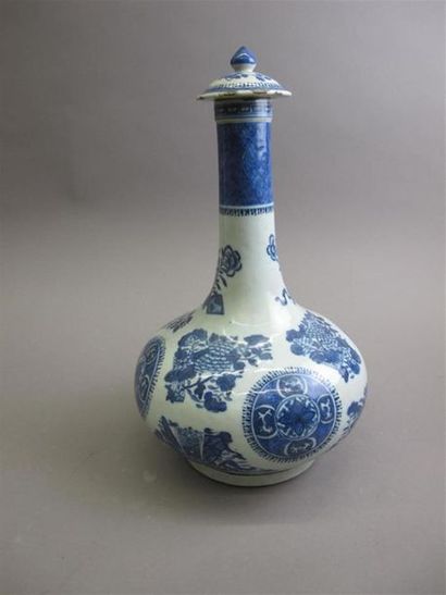null CHINE
Vase bouteille couvert à panse basse en porcelaine décorée en bleu sous...