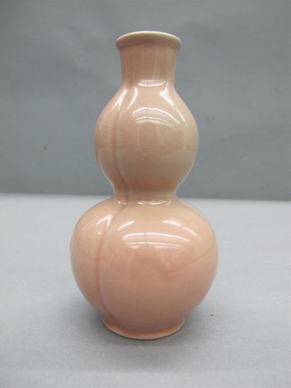 null CHINE
Vase de forme double gourde en porcelaine à couverte monochrome peau de...