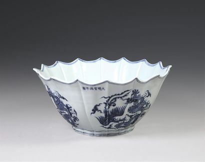 null CHINE
Important bol en porcelaine de forme polylobée, l'ouverture festonnée,...