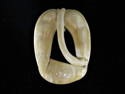null JAPON
Netsuke en ivoire figurant trois cosses de mamé accolées, la tige formant...