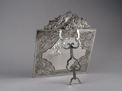 null Miroir de table en bronze argenté à fronton richement sculpté de deux putti...