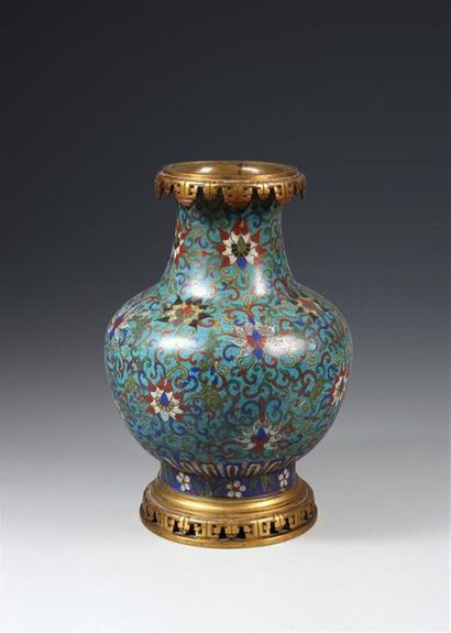 null CHINE
Vase de forme balustre en bronze et émaux cloisonnés à décor de fleurs...