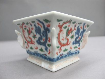 null CHINE
Coupe de forme quadrangulaire en porcelaine à décor sur les quatre faces...