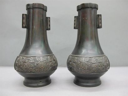 null CHINE
Paire de vases de forme ''vases à flèches'' en alliage cuivreux, la panse...