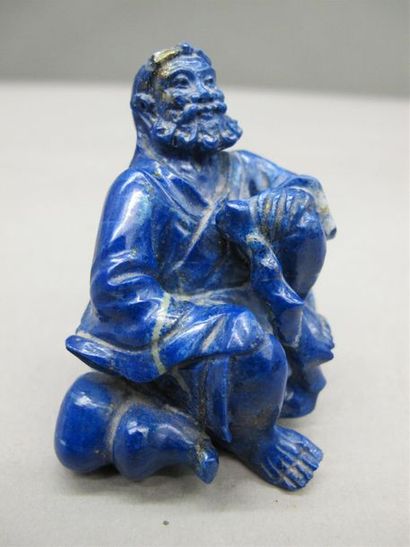 null CHINE
Sujet en lapis-lazuli figurant LI Tieguai assis. 
H. 6 cm
