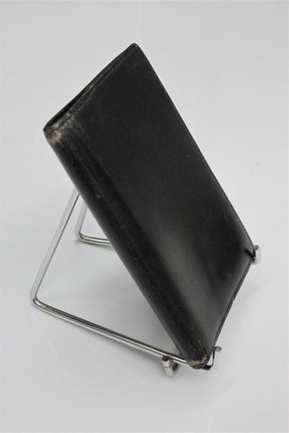 null HERMES. Couverture d'agenda en cuir noir. 13,3 x 18,7 cm (usures).