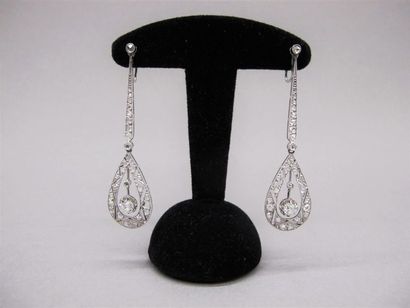 null Paire de pendants d'oreilles en or gris 750°/°° (18k) ornés de diamants taillés...