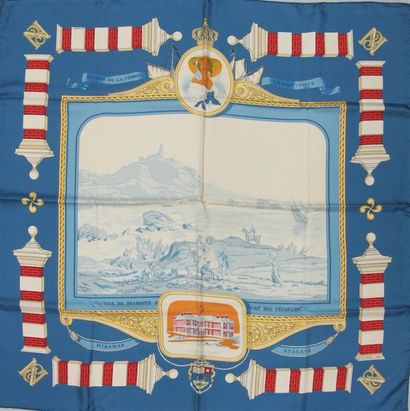 null HERMES. Carré en soie imprimée "Hôtel du palais, Biarritz " avec sa boîte.