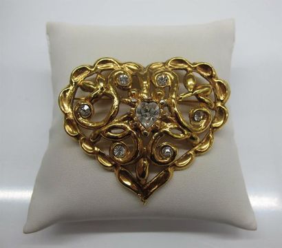 null CHRISTIAN LACROIX. Broche en métal doré de forme coeur ornée de strass. Gri...