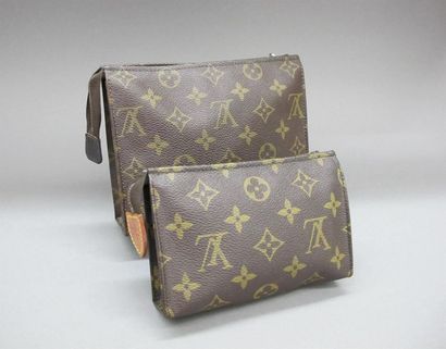 null LOUIS VUITTON. Deux pochettes en toile monogramme, fermetures zipées. (Usur...