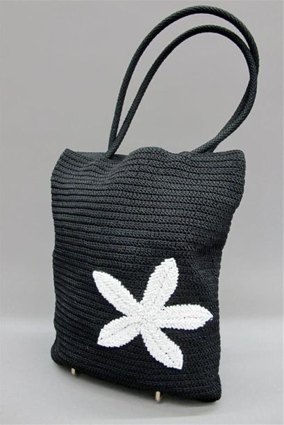 null Robert CLERGERIE. Sac noir maille crochet et sa fleur blanche. 24 x 23 x 6 cm...