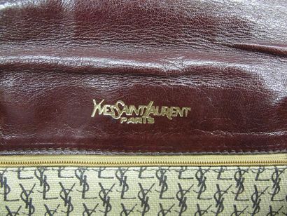 null YSL Paris. Pochette en cuir bordeaux à décor de chevrons, fermoir en olive de...