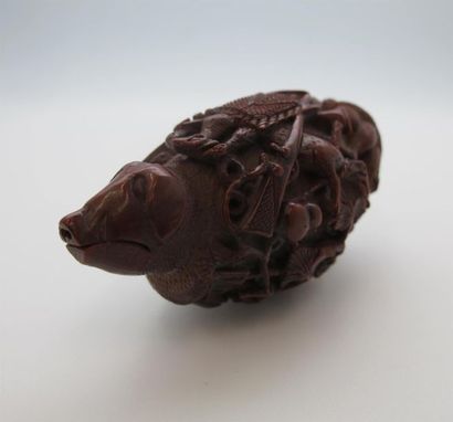 null Oeuf de corozo sculpté d'une tête de cochon, le corps sculpté d'une gibecière,...
