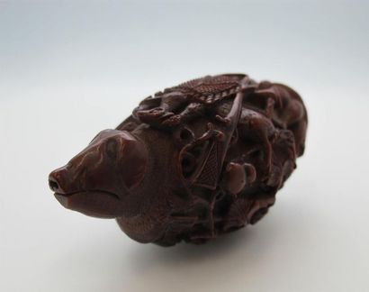 null Oeuf de corozo sculpté d'une tête de cochon, le corps sculpté d'une gibecière,...