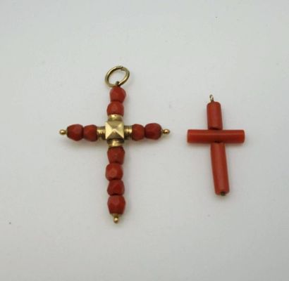 null Deux croix en or et perles de corail facettées et sections de corail. 
Travail...