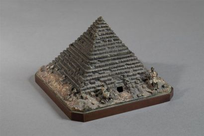 null Encrier en bronze de Vienne en forme de pyramide de Khéops, deux gardiens à...