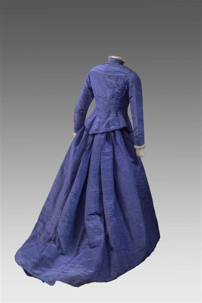 null Robe d'après midi, vers 1865, en gros de Tours moiré, violet ; corsage à basques...