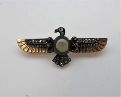 null Broche en or jaune 750°/°° (18k) et argent représentant un aigle aux ailes déployés...