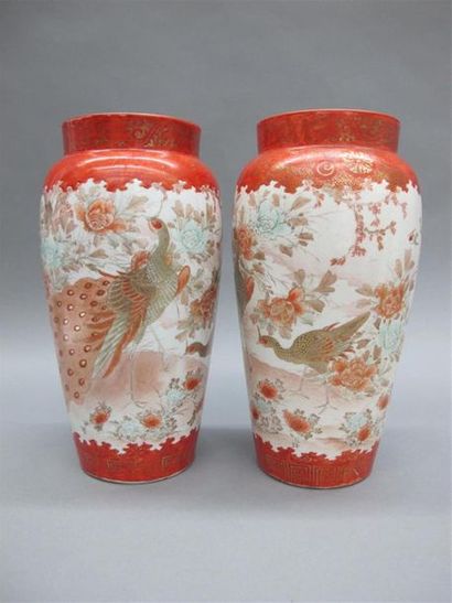 null Paire de vases en porcelaine à décor rouge de fer et émaillé or d'un couple...