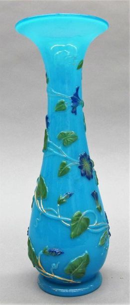 null Vase à long col à bord évasé, en opaline bleue à décor en relief de fleurs polychrome....