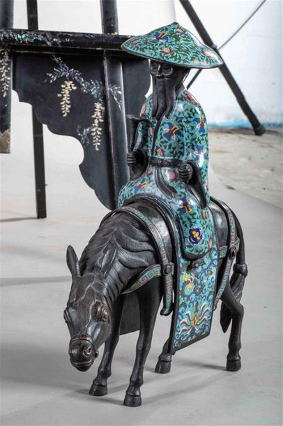 null Sujet en alliage cuivreux et émaux cloisonnés figurant Toba sur sa mule.
Japon,...