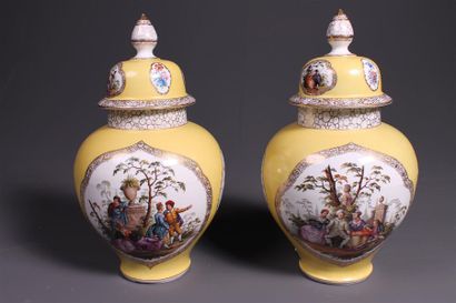 null Paire de deux grands vases couverts en porcelaine allemande de forme balustre...