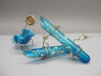 null Porte-bouquet et baguier-porte-montre en verre bleu à décor émaillé d'oiseaux,...
