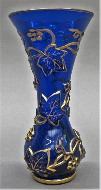 null Vase en opaline bleue à long col à décor en relief de feuilles de vigne soulignées...