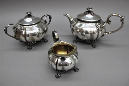 null CHRISTOFLE
Service à thé en métal argenté à décor floral reposant sur quatre...