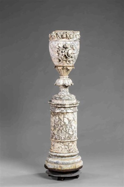 null Important vase en marbre blanc veiné gris posant sur une colonne. De forme balustre,...