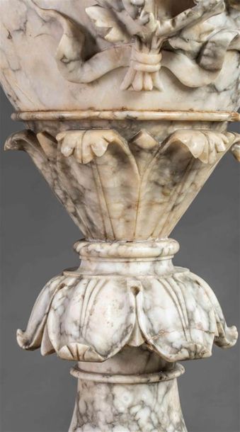 null Important vase en marbre blanc veiné gris posant sur une colonne. De forme balustre,...