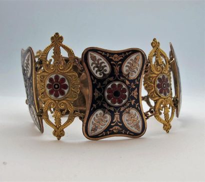 null Bracelet en métal composé de cartouches émaillées à décor de fleurettes et de...