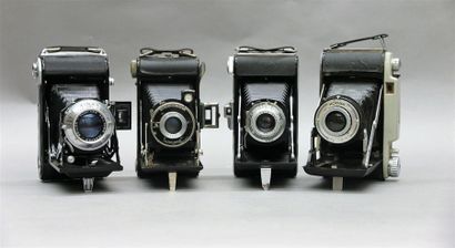 null Lot de quatre appareils à soufflet : appareil Kodak Modèle B11 avec étui. Appareil...