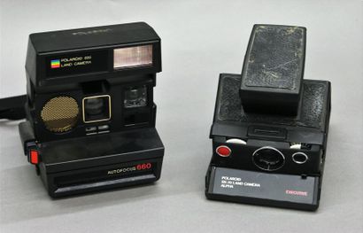 null Lot de deux Polaroid : Polaroid SX-70 Alpha Executive (noir) et Polaroid AutoFocus...