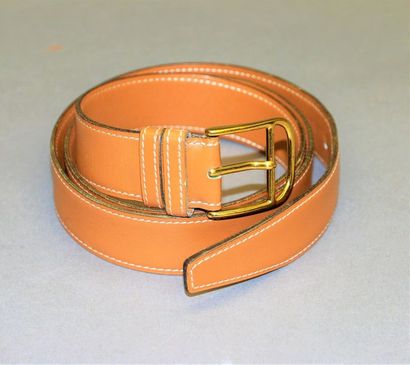 null HERMES 
Ceinture en cuir gold et boucle en métal doré. Griffée. 
L. 113 cm.
Avec...