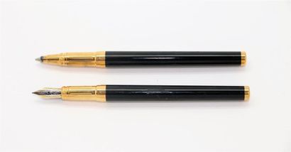 null DUPONT
Set de bureau : stylo plume stylo roller en laque noire. Base en cuir,...